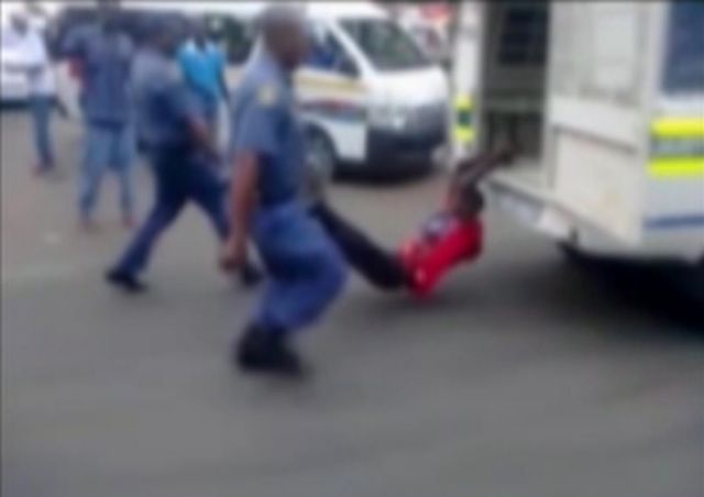 Σοκ προκαλεί στη Νότιο Αφρική θάνατος νεαρού που τον έσερνε περιπολικό